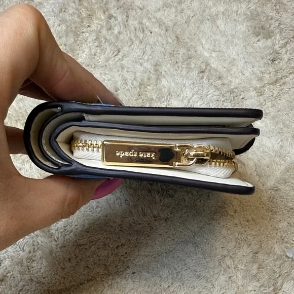 NWT Kate Spade Charming Daisy Medium Compact Blue and White Wallet - Picture 4 of 9